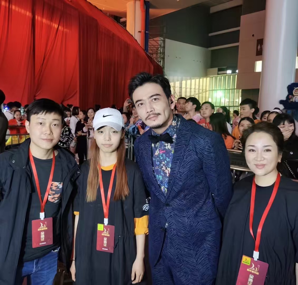 影视化妆行业的工作强度如何？比如跟组化妆是否需要经常加班或出差