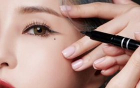 眼线笔过硬拉扯眼皮的解决方法 其实是有解决办法的