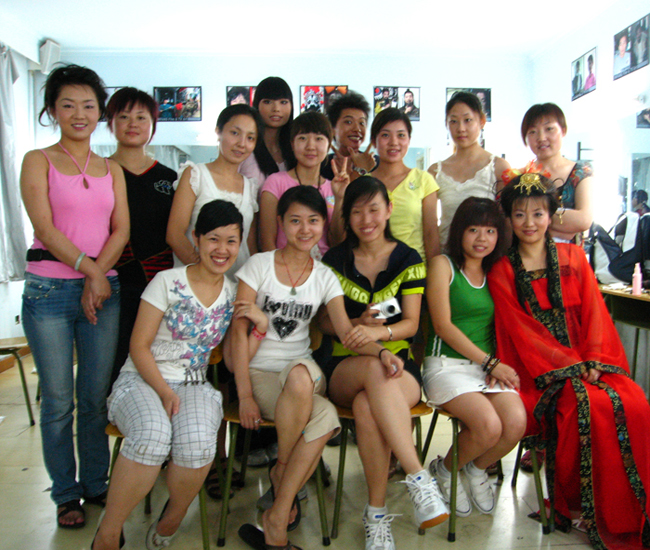 从化妆学校毕业到当上化妆组长，大约需要多少年？