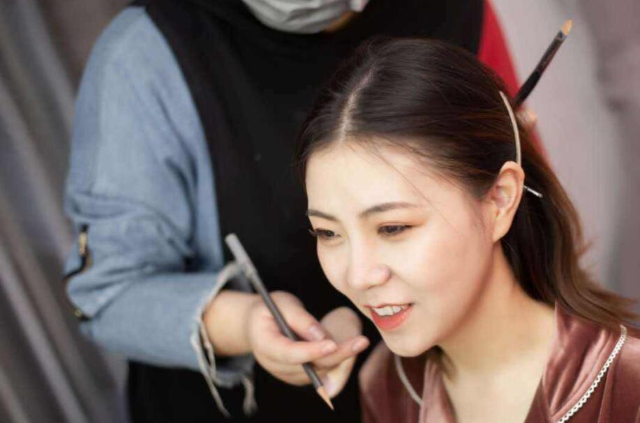 认真了解后才知道，影视化妆师远比想象中迷人