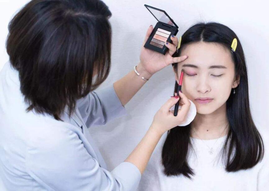 影视化妆线上培训 vs 线下培训：对比分析及选择建议