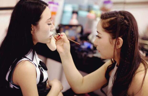 认真了解后才知道，影视化妆师远比想象中迷人