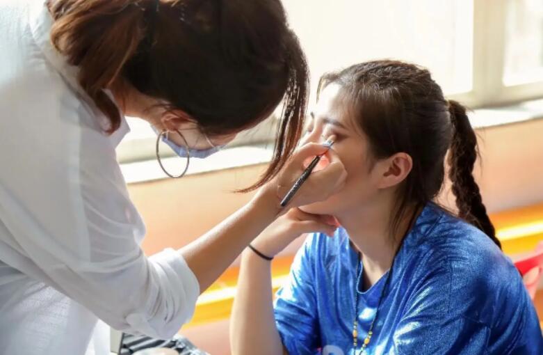 影视化妆师的神仙福利，简直是职业“开挂”剧本！