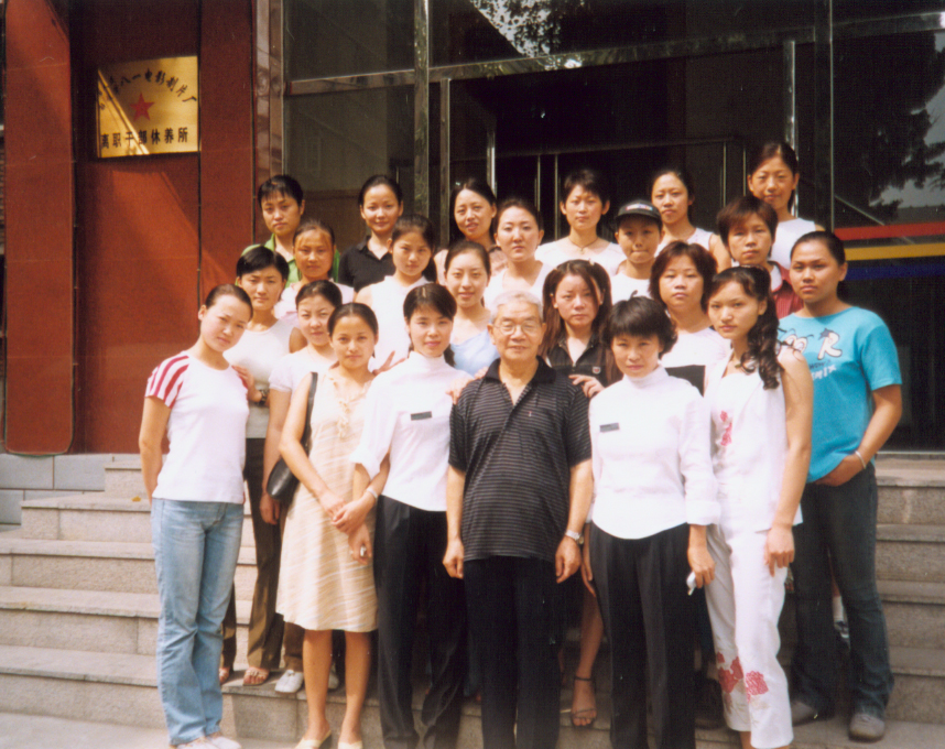 影视化妆师的真实生存现状：高薪背后的辛酸与行业痛点