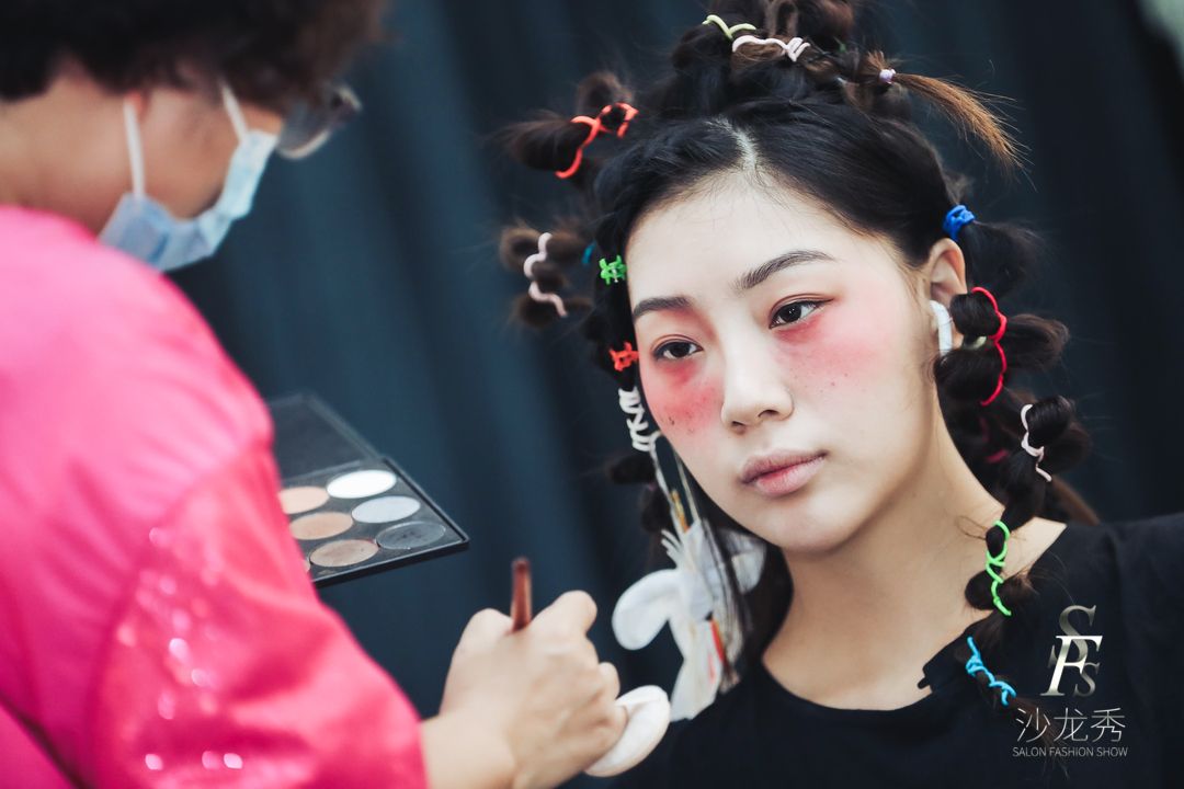 喜欢的人在剧组工作  请问如何进剧组工作 做什么工作比较交好 可以引起他的注意