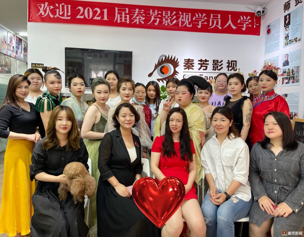 如果这时候从化妆学校毕业，前景其实不太乐观。毕竟快过年了，虽然在校期间肯定能学到不少东西，但过年期间行业相对清闲，就算学校分配了工作，能接触到的实务也很少。再加上现在剧组化妆师竞争激烈，这种情况下该如何成长呢？今天王老师就来和大家好好聊聊这个问题。 1. 培养兴趣是核心前提  从事影视化妆这行，兴趣的培养必不可少，不管做任何职业，都该把培养兴趣放在第一位。想必大家当初选择来参加培训，本身就带着一份兴趣吧？不然也不会专门走进影视化妆学校学习。或许你还不知道，就算进了剧组，很多知识和技能也需要临时学习，这就格外考验你对这份工作的兴趣了。只要你对剧组行业有浓厚的兴趣，就能充分发挥自身才能，激发主动性和积极性，愿意投入更多的精力和物力。关键就在于这份兴趣，它能帮你取得最佳的学习和成长效果。  2. 扎实的技术是立足根本  剧组为什么会招你进组？核心是你能设计出合格且出色的造型，而这必须经过大量的学习和实践积累。所以学校安排你进组实习时，千万不能偷懒！在学校学习期间，实习是必不可少的环节，只有把技术学扎实了，学校才会放心地安排你进剧组实习。如果在校期间就敷衍了事，技术掌握得不熟练，最终的结果很可能是：进组后连群演的妆都化不好，被要求“回学校再好好练练”。  3. 在剧组，总结经验是重中之重  在剧组工作，你会遇到各种各样的情况：不同的演员、不同的发型需求、不同的年龄跨度造型……这些都是需要你总结的宝贵经验。演员的五官特点、适配的发型风格，都是塑造造型的基础。你现在要做的，就是在给这些人做造型的过程中多积累、多总结。如果之前在剧组没有养成总结经验的习惯，等到独自承担工作时就会手忙脚乱，因为你根本没有足够的经验储备应对各种问题。  4. 试工期间，做好模仿与积累  模仿是每个人都能做到的，但想要模仿到位，前提是你有扎实的技术基础。如果是第一次进剧组，前几次工作大概率以模仿为主。那什么时候可以脱离单纯的模仿呢？一般来说，新剧开机前，演员都会有定妆照。进组工作的同学，要先学会精准模仿定妆照的造型。现在剧组的管理比较严格，很多时候老大都会告诉你“不能擅自设计造型”，但这并不妨碍你积累自己的作品。  如果能在模仿的基础上，做出一些优秀的化妆造型，一定要拍成照片留存。可以把这些作品分享给同行交流，更推荐大家通过自媒体发布到网上——说不定哪天就被导演、制片人看到了，进而获得进入新剧组的机会，实现职业进阶。