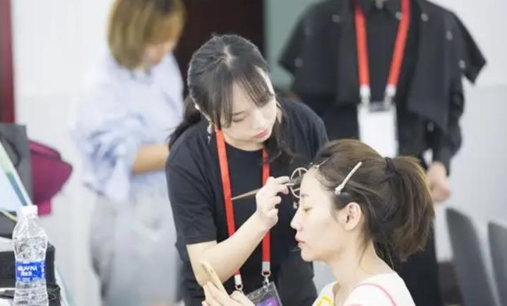 影视化妆学校学费分析与择校指南