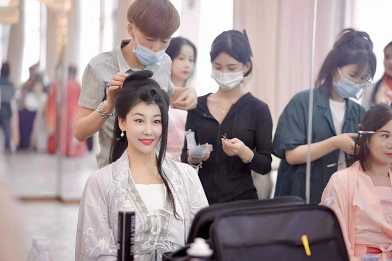 影视化妆师的一路烦恼：光鲜背后的不易