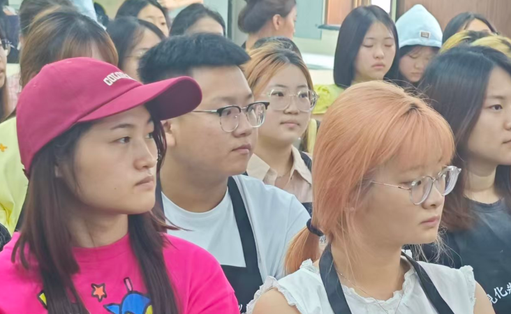 影视化妆入行全攻略：大学 vs 民间学校怎么选