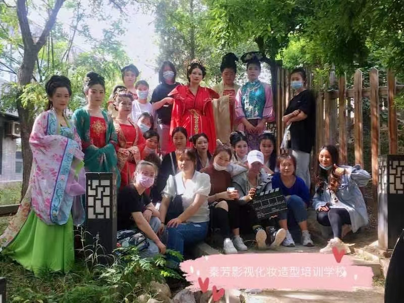 影视化妆不分男女，能扛事儿、肯实干，就能在剧组站稳脚跟