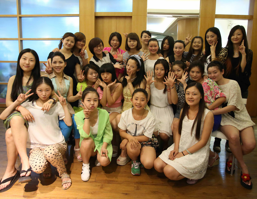 影视化妆师毕业去哪？剧组深耕 + 自主创业，两条路给你捋明白