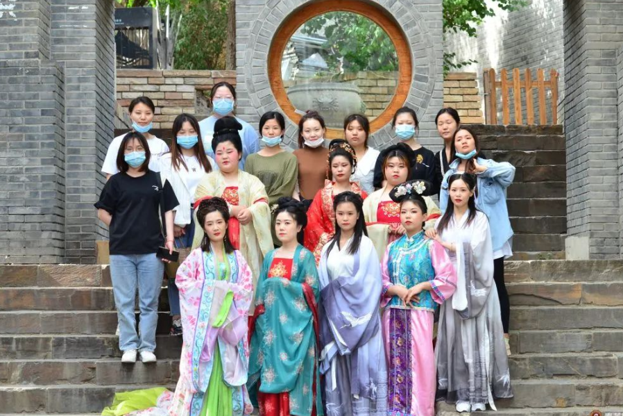 想成影视化妆大神?至少熬 10-20 年!