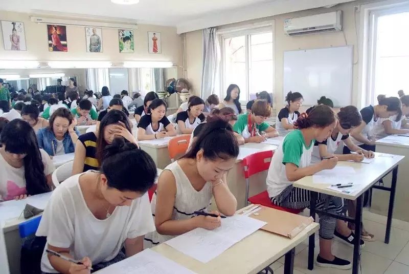 别羡慕影视化妆师！24 小时待命的剧组生存实录