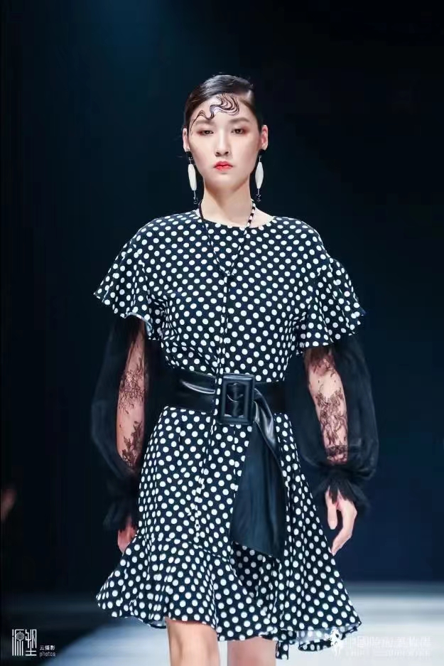 别再死磕剧组！我从影视化妆师转行，月入 4 万的真实经验