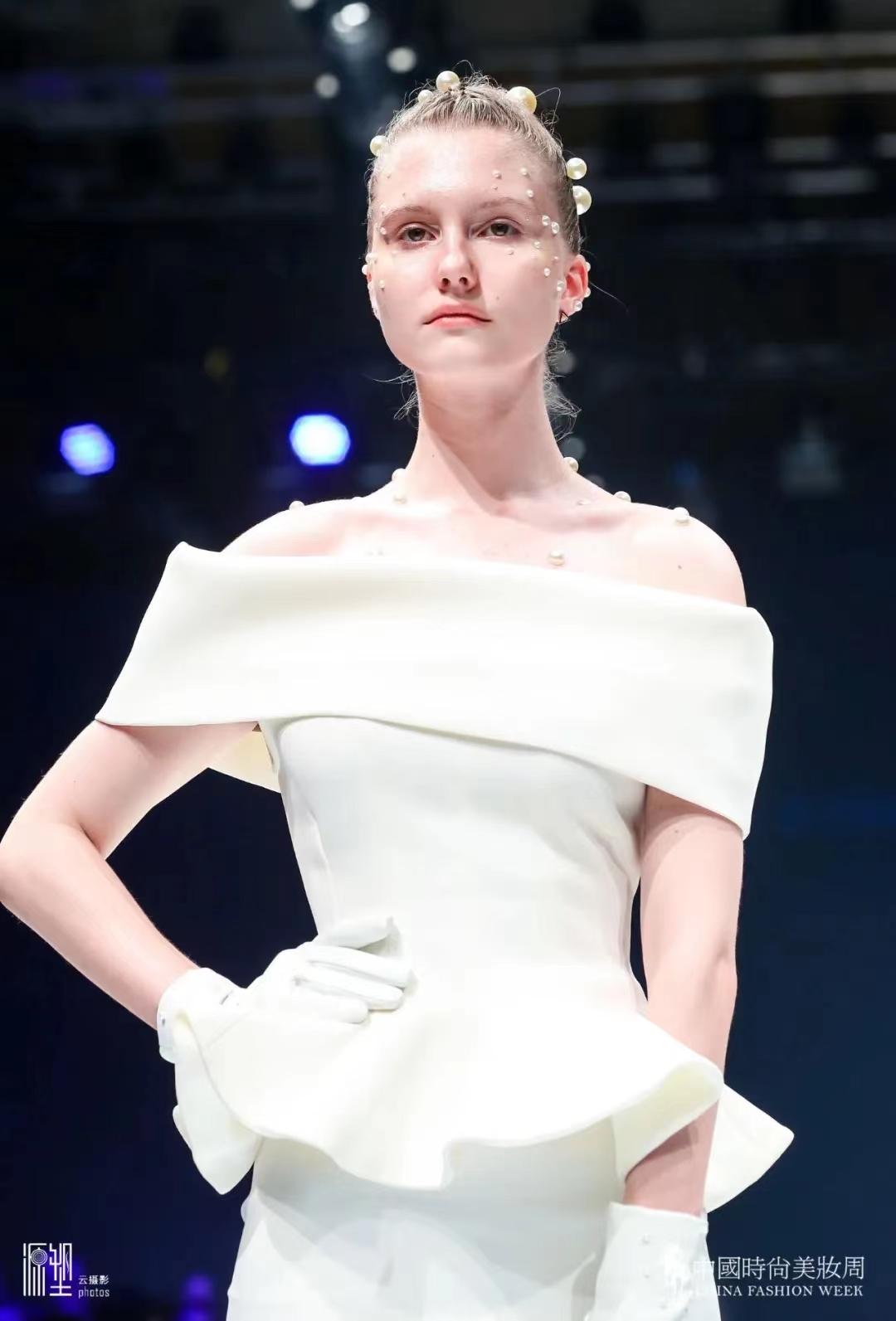 别再死磕剧组！我从影视化妆师转行，月入 4 万的真实经验