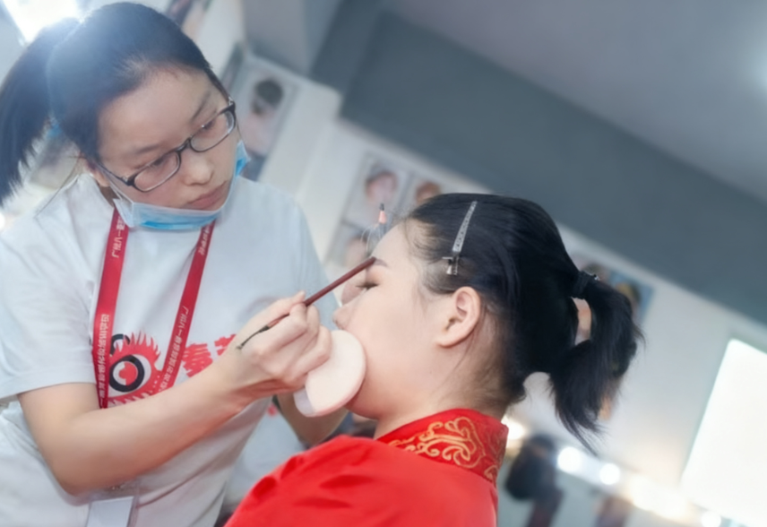 影视化妆师工资有多高?入行 20 年王老师说真话