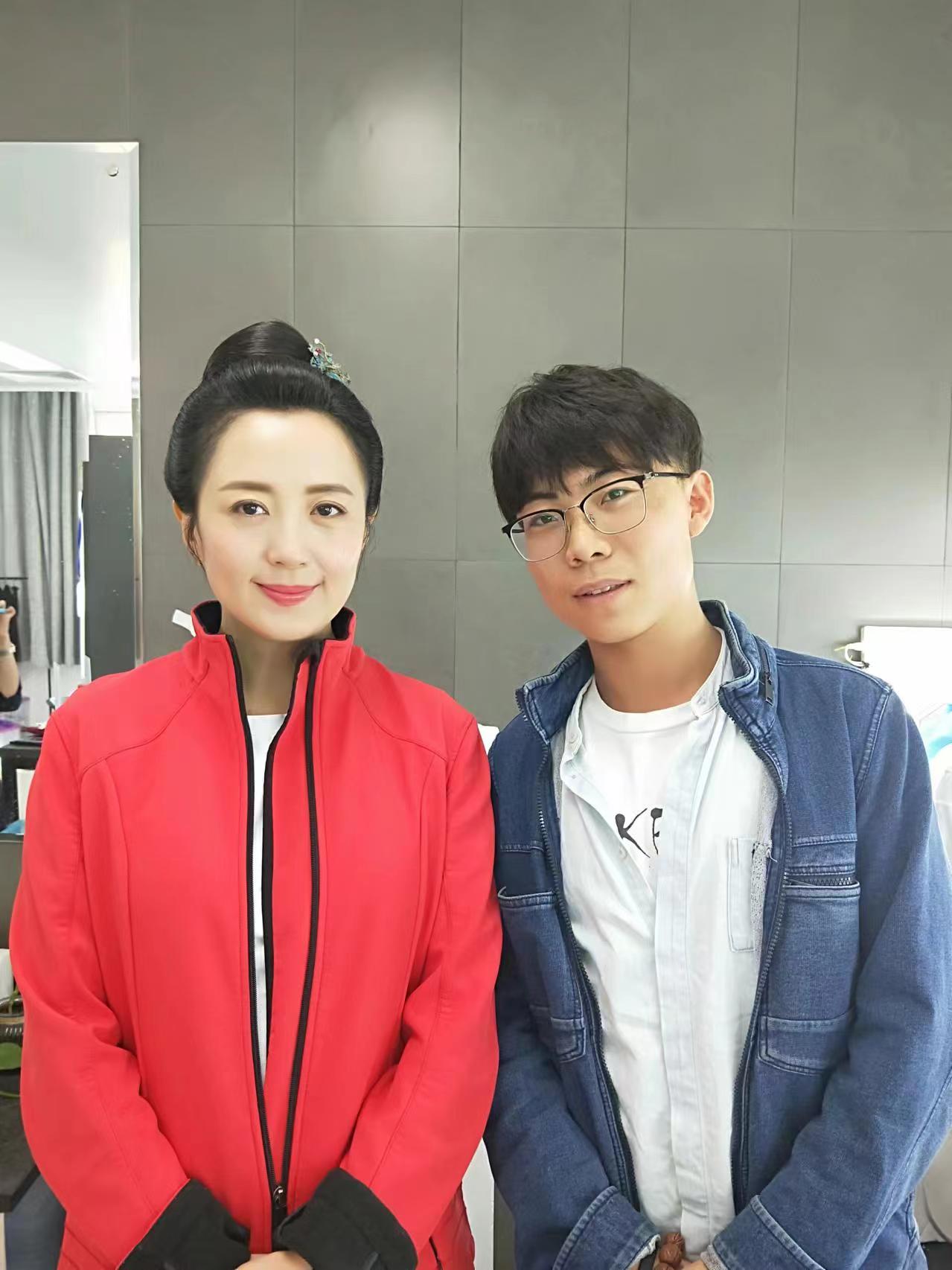 学影视化妆能不能做明星化妆师