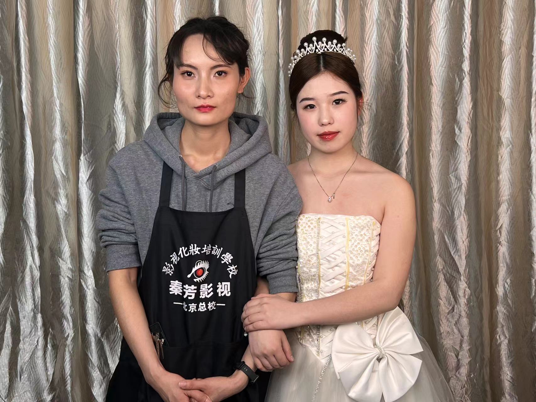 怎么样做一个化妆师 而且是出色的化妆师