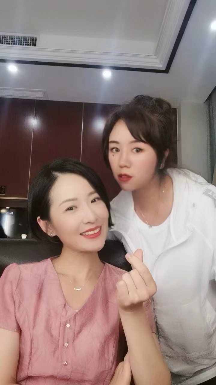 一个美甲师每天日常工作，真的很轻松吗