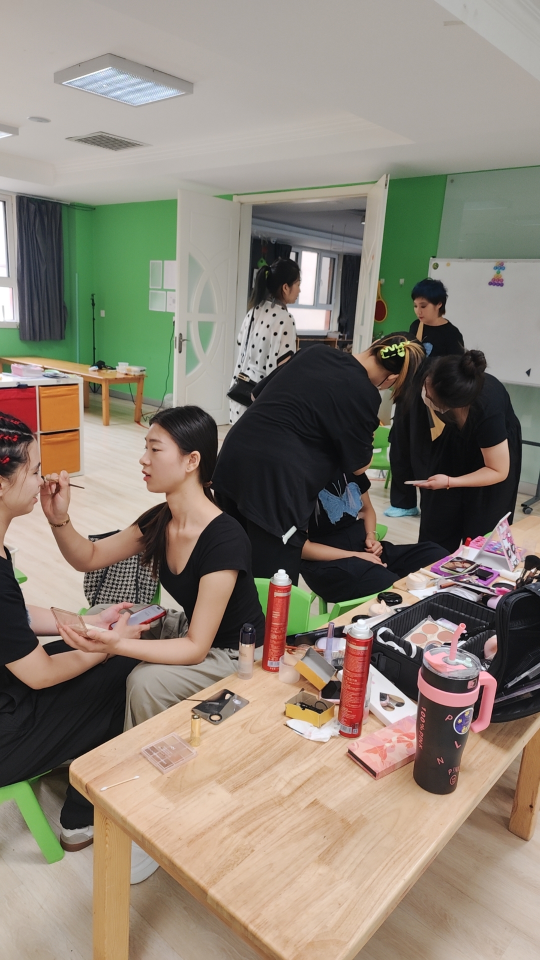 国内影视化妆专业的大学有哪些 面要想学习影视化妆难不难