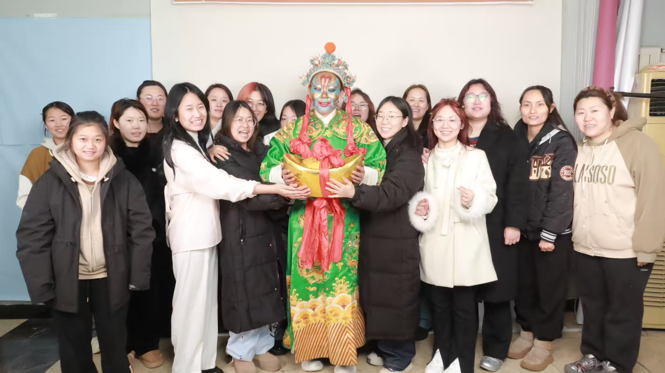 很多人做影视化妆师，目的其实很纯粹：一是赚钱，二是实现自己的社会价值。这比每天碌碌无为、混日子强太多，而核心诉求，还是赚钱。  想赚钱，就必须关注工资 —— 任何人找工作，第一件事都是谈薪资。那影视化妆师，到底有没有机会拿到月薪 3 万？答案是：完全有可能，关键看你怎么走完这几个阶段。  一、实习期：先攒经验，不谈高薪  大多数影视化妆专业的毕业生，实习期基本没工资，或只有少量补贴。  如果是进剧组实习，一般按天算，一天大概 100–200 元，收入高低还要看剧组预算。  这个阶段别纠结工资，能学到东西、积累作品、混熟圈子，比多拿几百块更重要。  二、工作期：正式上岗，大胆谈薪  实习结束、表现优秀，就有机会留在剧组正式工作。  谈工资时，可以在对方开出的基础上，上浮三分之一到三分之二。  剧组预算通常比较充足，只要你踏实、能吃苦、扛得住奔波，合理提薪成功率很高。  三、上升期：3–5 年深耕，做全能型人才  这个阶段一般要坚持 3–5 年，安于现状就很难涨薪。  利用剧组空档期（有时休息一两个月甚至更久），主动进修提升，可以学美容、美发、美甲、造型搭配等相关技能。  在影视行业，美业全能型人才最吃香，薪资也会跟着水涨船高。  四、人才期：转型管理，收入翻倍  走到这一步，你已经是影视化妆行业的资深人才，不用只做一线化妆。  可以往化妆主管、技术总监、职业经理人方向发展，工作更稳定，不用常年在外奔波。  同时还能兼职接妆、做技术顾问，额外收入甚至可能超过固定工资，月薪 3 万在这个阶段很常见。  五、创业期：自己当老板，上限彻底打开  当你技术够硬、懂运营、有人脉，不创业真的有点 “屈才”。  可以联合身边靠谱的同行，一起开影视化妆工作室、造型公司，承接剧组、广告、综艺等项目。  从打工者变成创始人，收入和发展空间都会完全打开。   总结 影视化妆是当下很热门、也很有前景的职业。 但如果只盯着眼前的月薪，不规划长期发展，很快就会遇到瓶颈。 建议每一位影视化妆师：一步步提升自己，从技术到管理，从打工到创业，把路走宽。 月薪 3 万不是梦，真正值钱的，是你不可替代的能力。