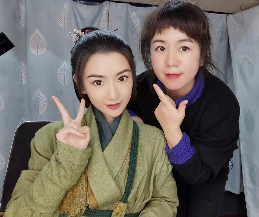 微信截图告诉你在小编眼里 正规的影视化妆学校是什么样子（2）