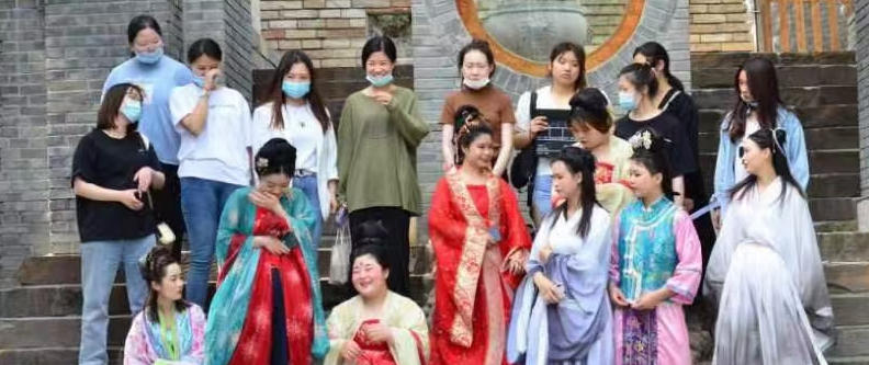 化妆学校里京彩怎么样 和尚涛学校比哪个好一些