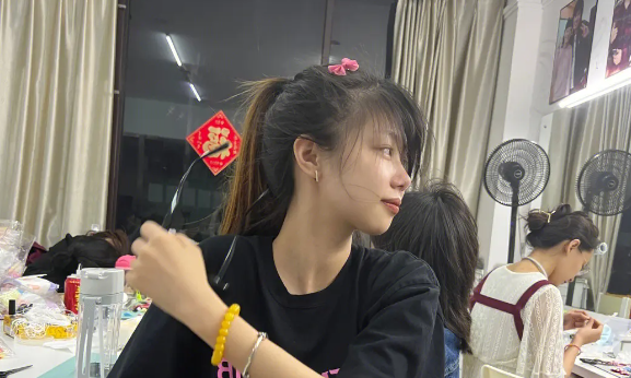 想学影视化妆好就业？这几所学校真正能帮你顺利进组