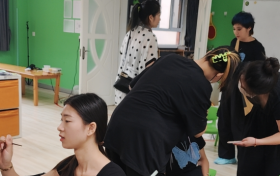 国内影视化妆专业的大学有哪些 要想学习影视化妆难不难