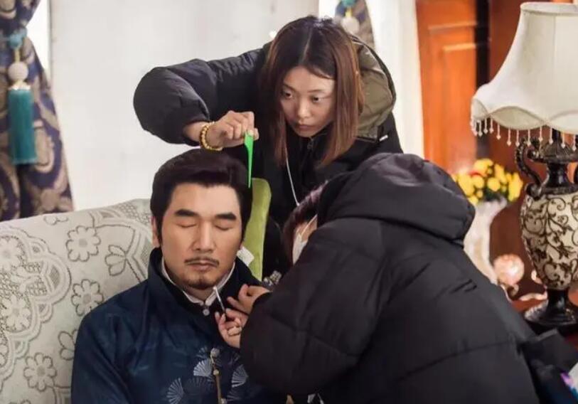 入行影视化妆 10 年，月入 2 万我却选择离场：这碗饭，真的没那么好端