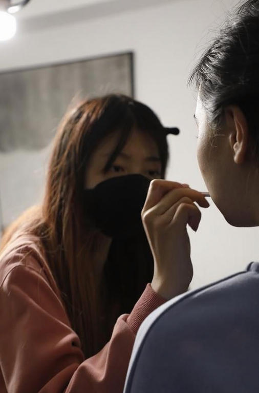 别再信网上低价噱头！正规影视化妆学费 + 杂费明细大公开