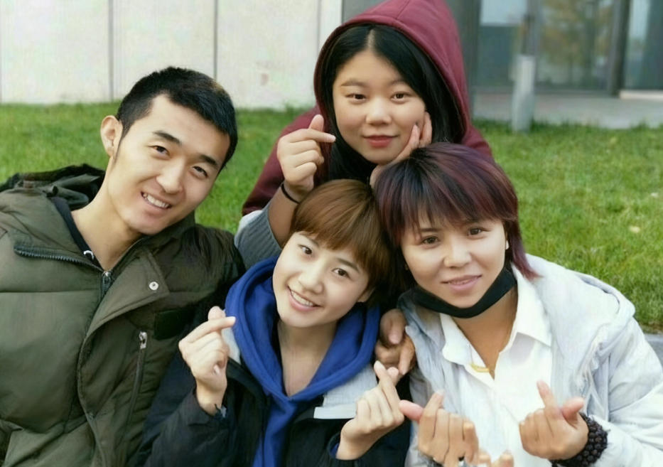 很多人做影视化妆师，目的其实很纯粹：一是赚钱，二是实现自己的社会价值。这比每天碌碌无为、混日子强太多，而核心诉求，还是赚钱。 想赚钱，就必须关注工资 —— 任何人找工作，第一件事都是谈薪资。那影视化妆师，到底有没有机会拿到月薪 3 万？答案是：完全有可能，关键看你怎么走完这几个阶段。 一、实习期：先攒经验，不谈高薪 大多数影视化妆专业的毕业生，实习期基本没工资，或只有少量补贴。 如果是进剧组实习，一般按天算，一天大概 100–200 元，收入高低还要看剧组预算。 这个阶段别纠结工资，能学到东西、积累作品、混熟圈子，比多拿几百块更重要。 二、工作期：正式上岗，大胆谈薪 实习结束、表现优秀，就有机会留在剧组正式工作。 谈工资时，可以在对方开出的基础上，上浮三分之一到三分之二。 剧组预算通常比较充足，只要你踏实、能吃苦、扛得住奔波，合理提薪成功率很高。 三、上升期：3–5 年深耕，做全能型人才 这个阶段一般要坚持 3–5 年，安于现状就很难涨薪。 利用剧组空档期（有时休息一两个月甚至更久），主动进修提升，可以学美容、美发、美甲、造型搭配等相关技能。 在影视行业，美业全能型人才最吃香，薪资也会跟着水涨船高。 四、人才期：转型管理，收入翻倍 走到这一步，你已经是影视化妆行业的资深人才，不用只做一线化妆。 可以往化妆主管、技术总监、职业经理人方向发展，工作更稳定，不用常年在外奔波。 同时还能兼职接妆、做技术顾问，额外收入甚至可能超过固定工资，月薪 3 万在这个阶段很常见。 五、创业期：自己当老板，上限彻底打开 当你技术够硬、懂运营、有人脉，不创业真的有点 “屈才”。 可以联合身边靠谱的同行，一起开影视化妆工作室、造型公司，承接剧组、广告、综艺等项目。 从打工者变成创始人，收入和发展空间都会完全打开。 总结 影视化妆是当下很热门、也很有前景的职业。 但如果只盯着眼前的月薪，不规划长期发展，很快就会遇到瓶颈。 建议每一位影视化妆师：一步步提升自己，从技术到管理，从打工到创业，把路走宽。 月薪 3 万不是梦，真正值钱的，是你不可替代的能力。