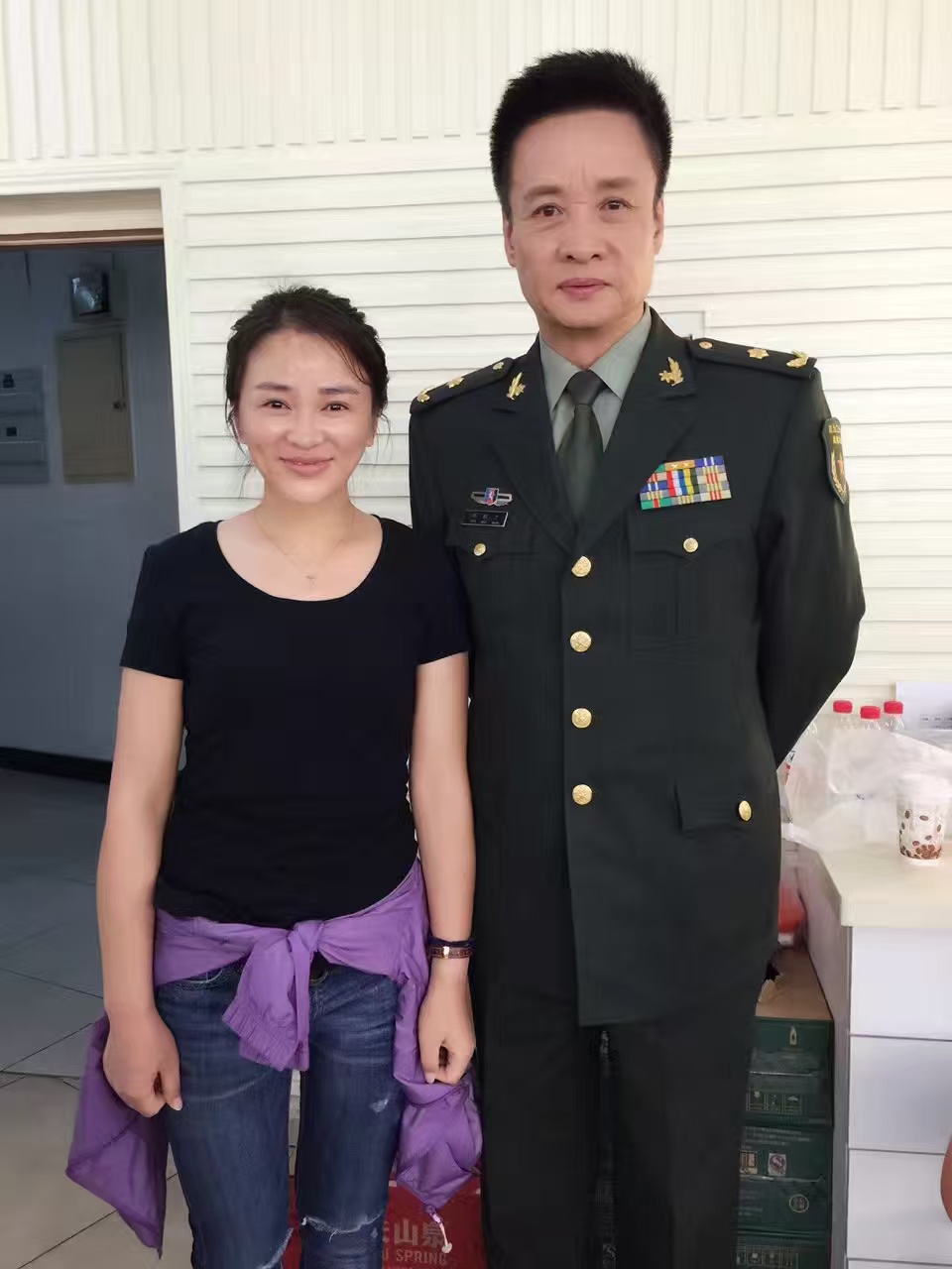 入行影视化妆 10 年，月入 2 万我却选择离场：这碗饭，真的没那么好端