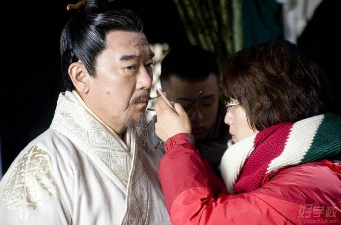 别再踩雷！挑选正规影视化妆学校的 4 个关键要点