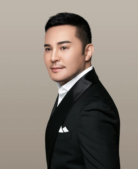 毛戈平，1964年7月30日出生于浙江温州，毕业于浙江艺术学校，上海戏剧学院进修，中国内地男化妆师，美妆品牌MAOGEPING创始人，毛戈平化妆品股份有限公司董事长 [36]。 毛戈平小学毕业后进入浙江省艺术学校学习，因变声期用功过度改学舞台化妆。自1984年从事化妆工作后，参与过《杨乃武与小白菜》《武则天》等40余部影视作品和20多部舞台剧的化妆造型设计 [45]。1996年著《立体化妆》，1997年制作教学VCD，1999年出版《毛戈平化妆艺术》并全国巡讲。2000年起先后创办化妆艺术公司、化妆品公司和形象设计艺术学校，创立“MAOGEPING”品牌 [1] [56]。2008年任第29届奥运会国际奥委会主席罗格先生化妆造型师 [26]。2010年担任昆曲作品《怜香伴》造型指导 [20]。2013年参加江苏卫视《赢在中国蓝天碧水间》节目录制 [13]。2014年1月担任北京电视台春节联欢晚会造型指导 [12]。2016年获中国影视化妆金像奖 [22]。2017年参加“2017中原国际时装周”并获“最具艺术创作奖” [7]。2019年与故宫文创合作推出“气韵东方”系列彩妆 [40]。2020年3月参加生活服务直播栏目《生活挖掘机》 [2]，2023年担任杭州亚运会火炬手 [50]。2024年公司港交所上市并发布首份年报显示全年营收38.85亿元 [57-58]，同年8月参加纪实节目《香迹》 [39]；同年10月美妆集团总部大楼在杭州奠基 [55]。2025年向阿克苏职业技术学院捐赠500万元设立美妆艺术教育交流中心 [49]。2026年1月，毛戈平家族计划减持公司股份预计套现14.1亿港元 [60-63]。 毛戈平坚持“审阅美、塑造美、传播美”的宗旨，为化妆界提出新看法和创意