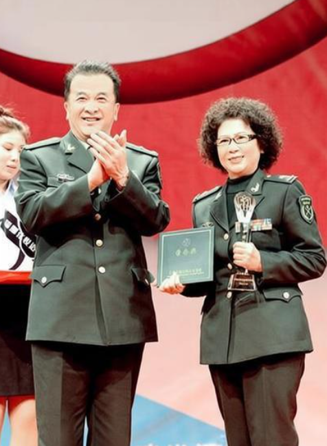 八一厂长黄宏给白丽君颁奖